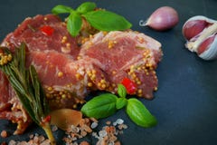 Сырцовое мясо шеи свинины с специями готовыми для барбекю стоковое изображение Сырцовое мясо шеи свинины с специями готовыми для барбекю стоковое изображение