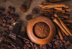 Сырцовые бобы кака, очень вкусный черный шоколад, ручки циннамона, sta стоковые изображения Сырцовые бобы кака, очень вкусный черный шоколад, ручки циннамона, sta стоковые изображения