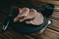 Сырцовые стейк и приправы свинины свежего мяса на темной предпосылке стоковая фотография Сырцовые стейк и приправы свинины свежего мяса на темной предпосылке стоковая фотография