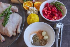 Сырцовый весь цыпленок с отрезанными томатами, чесноком, лимоном и апельсином стоковые фотографии rf Сырцовый весь цыпленок с отрезанными томатами, чесноком, лимоном и апельсином стоковые фотографии rf