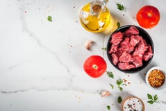 Сырцовый гуляш говядины с специями и овощами стоковые изображения Сырцовый гуляш говядины с специями и овощами стоковые изображения