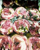 Сырцовый крен мяса овечки с зелеными цветами и оливковое масло на мяснике стоковое изображение rf Сырцовый крен мяса овечки с зелеными цветами и оливковое масло на мяснике стоковое изображение rf