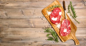 Сырцовый стейк глаза нервюры мяса говядины с травами и специями стоковые изображения Сырцовый стейк глаза нервюры мяса говядины с травами и специями стоковые изображения