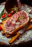 Сырцовый стейк говядины со специями На деревенской предпосылке очень высокое изображение разрешения стоковая фотография rf Сырцовый стейк говядины со специями На деревенской предпосылке очень высокое изображение разрешения стоковая фотография rf