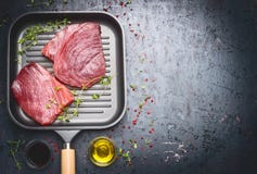 Сырцовый стейк тунца в сковороде гриля с травами и маслом на темноте постарел винтажная предпосылка, взгляд сверху стоковые фото Сырцовый стейк тунца в сковороде гриля с травами и маслом на темноте постарел винтажная предпосылка, взгляд сверху стоковые фото