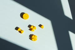 Сыры игрушки отрезанные в части концепция математических частей и части одного целого стоковые изображения Сыры игрушки отрезанные в части концепция математических частей и части одного целого стоковые изображения