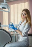 Сь молодой дантист держит челюсть игрушки в шкафе зубоврачебной клиники стоковые фото Сь молодой дантист держит челюсть игрушки в шкафе зубоврачебной клиники стоковые фото