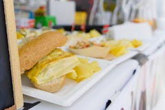 Сэндвичи проданные на ярмарке улицы стоковое изображение Сэндвичи проданные на ярмарке улицы стоковое изображение