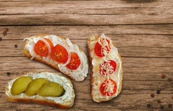 Сэндвичи с сыром, томатами вишни и огурцами с затиром творога на деревянном столе стоковые фото Сэндвичи с сыром, томатами вишни и огурцами с затиром творога на деревянном столе стоковые фото
