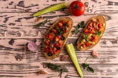 Сэндвичи салата, салат томата с оливками и огурец greenery стоковое фото Сэндвичи салата, салат томата с оливками и огурец greenery стоковое фото