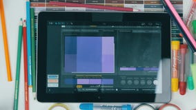 Таблетка сверху Непознаваемый творческий дизайнер работая с цветами Взгляд сверху видеоматериал Таблетка сверху Непознаваемый творческий дизайнер работая с цветами Взгляд сверху видеоматериал