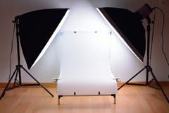 Таблица Shooting и осветительная установка студии стоковая фотография Таблица Shooting и осветительная установка студии стоковая фотография
