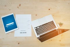 Таблица офиса с пустым экраном компьтер-книжки, таблетки и резюма inf Стоковые Фотографии RF Таблица офиса с пустым экраном компьтер-книжки, таблетки и резюма inf Стоковые Фотографии RF