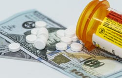 Таблетки Oxycodone на 100 долларовых банкнотах стоковые изображения rf Таблетки Oxycodone на 100 долларовых банкнотах стоковые изображения rf