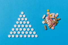 Таблетки лекарства на предпосылке цвета Концепция здоровья, обработки, выбора, здорового образа жизни стоковое изображение Таблетки лекарства на предпосылке цвета Концепция здоровья, обработки, выбора, здорового образа жизни стоковое изображение