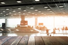 таблица деревянная Расплывчатая абстрактная предпосылка путешественников ждать fo стоковая фотография rf таблица деревянная Расплывчатая абстрактная предпосылка путешественников ждать fo стоковая фотография rf