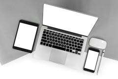 Таблица офиса с портативным компьютером, цифровой таблеткой, smartphone, p стоковое фото Таблица офиса с портативным компьютером, цифровой таблеткой, smartphone, p стоковое фото