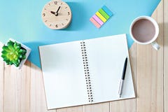 Таблица стола с открытыми бумагой тетради и кофейной чашкой, взгляд сверху или плоское положение с космосом экземпляра готовым дл стоковое изображение rf Таблица стола с открытыми бумагой тетради и кофейной чашкой, взгляд сверху или плоское положение с космосом экземпляра готовым дл стоковое изображение rf