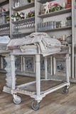 Таблица холопки ресторана с кучей полотенец Утвари ресторана фокус отмелый стоковая фотография rf Таблица холопки ресторана с кучей полотенец Утвари ресторана фокус отмелый стоковая фотография rf