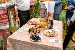 Таблица шведского стола со стеклами вина и закуски на улице стоковая фотография Таблица шведского стола со стеклами вина и закуски на улице стоковая фотография