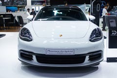 Таиланд - декабрь 2018: цвет panamera 4e Порше гибридный белый в мотор-шоу, конце вверх по виду спереди автомобиля стоковые фотографии rf Таиланд - декабрь 2018: цвет panamera 4e Порше гибридный белый в мотор-шоу, конце вверх по виду спереди автомобиля стоковые фотографии rf