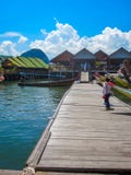 ТАИЛАНД, ЗАЛИВ PHANG NGA - 16-ОЕ МАРТА 2012: Деревня рыболова построенная на ходулях стоковая фотография ТАИЛАНД, ЗАЛИВ PHANG NGA - 16-ОЕ МАРТА 2012: Деревня рыболова построенная на ходулях стоковая фотография