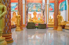 ТАИЛАНД, ПХУКЕТ 22-ое марта 2018 - главная пагода буддийского виска Chalong Wat Chayyatararam Wat Диаграммы воска золота монахов стоковая фотография ТАИЛАНД, ПХУКЕТ 22-ое марта 2018 - главная пагода буддийского виска Chalong Wat Chayyatararam Wat Диаграммы воска золота монахов стоковая фотография