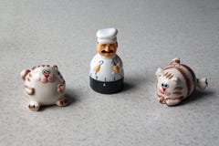 Таймер кухни в форме figurine шеф-повара и 2 котов стоковая фотография Таймер кухни в форме figurine шеф-повара и 2 котов стоковая фотография