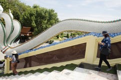 Тайская женщина и старухи идя вниз на лестницу naga после pr стоковые фото Тайская женщина и старухи идя вниз на лестницу naga после pr стоковые фото
