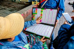 Тайские продавцы билетов лотереи правительства в уличном рынке стоковое изображение Тайские продавцы билетов лотереи правительства в уличном рынке стоковое изображение