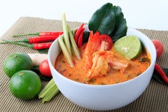 Тайский суп креветки с лимонным соргом (Томом Yum Goong) на предпосылке ткани Брайна стоковые фото Тайский суп креветки с лимонным соргом (Томом Yum Goong) на предпосылке ткани Брайна стоковые фото