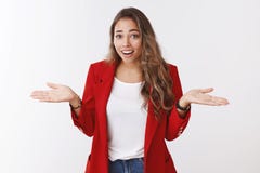 Так что Портрет заносчивой unbothered куртки симпатичной современной молодой стильной женщины красной, shrugging халатные руки стоковое изображение rf Так что Портрет заносчивой unbothered куртки симпатичной современной молодой стильной женщины красной, shrugging халатные руки стоковое изображение rf