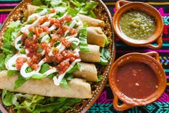 Тако Flautas de pollo и еда сальсы домодельный мексиканец Мехико стоковое изображение Тако Flautas de pollo и еда сальсы домодельный мексиканец Мехико стоковое изображение