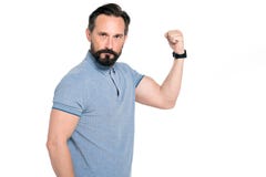 Талия вверх сильного мышечного человека демонстрируя его бицепс стоковые изображения rf Талия вверх сильного мышечного человека демонстрируя его бицепс стоковые изображения rf