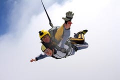 Тандемная скачка Skydiving в голубом небе стоковые изображения rf Тандемная скачка Skydiving в голубом небе стоковые изображения rf