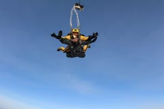 Тандемный skydiving Skydivers летают над белыми облаками стоковое изображение Тандемный skydiving Skydivers летают над белыми облаками стоковое изображение