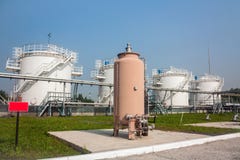 Танки магазина топлива дозаправляя комплекса Стоковые Фото Танки магазина топлива дозаправляя комплекса Стоковые Фото
