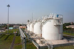 Танки магазина топлива дозаправляя комплекса Стоковое Фото Танки магазина топлива дозаправляя комплекса Стоковое Фото