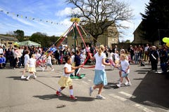 Танцы Maypole, Дербишир стоковое фото rf Танцы Maypole, Дербишир стоковое фото rf