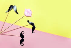 Творческая предпосылка confetti с розовыми губами и усиком Взгляд сверху стоковые изображения rf Творческая предпосылка confetti с розовыми губами и усиком Взгляд сверху стоковые изображения rf