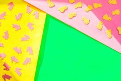 Творческая счастливая пасха - кролики, зайчики, цыплята на бумажной красочной современной геометрической предпосылке, плоском пол стоковое фото rf Творческая счастливая пасха - кролики, зайчики, цыплята на бумажной красочной современной геометрической предпосылке, плоском пол стоковое фото rf
