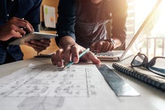 Творческий архитектор проектируя на больших чертежах стоковые фото Творческий архитектор проектируя на больших чертежах стоковые фото