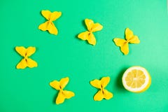 Творческий план лета сделанный лимона и покрашенного papillon манной крупы макаронных изделий на яркой ой-зелен предпосылке Конце стоковые фото Творческий план лета сделанный лимона и покрашенного papillon манной крупы макаронных изделий на яркой ой-зелен предпосылке Конце стоковые фото