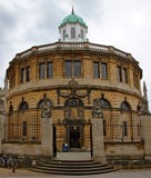 Театр Sheldonian в Оксфорде Построенный в 1669 к дизайну господином Кристофер Крапивниковые стоковые изображения Театр Sheldonian в Оксфорде Построенный в 1669 к дизайну господином Кристофер Крапивниковые стоковые изображения