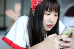 Текстовые сообщения чтения девушки на сотовых телефонах стоковая фотография rf Текстовые сообщения чтения девушки на сотовых телефонах стоковая фотография rf