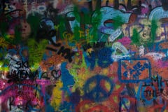 Текстура граффити Colorfull от стены Джон Леннон в чехии Праги стоковое изображение rf Текстура граффити Colorfull от стены Джон Леннон в чехии Праги стоковое изображение rf