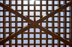 Текстура коричневой деревянной абстрактной решетки с квадратными клетками с отверстиями от доск лучей журнала аранжированных верт стоковое фото rf Текстура коричневой деревянной абстрактной решетки с квадратными клетками с отверстиями от доск лучей журнала аранжированных верт стоковое фото rf