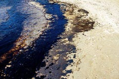 Текстура расслоины сырой нефти на пляже от аварии нефтяного пятна, заливе песка Kosmas ажио, Афинах, Греции, 14-ое сентября 2017 стоковые фото Текстура расслоины сырой нефти на пляже от аварии нефтяного пятна, заливе песка Kosmas ажио, Афинах, Греции, 14-ое сентября 2017 стоковые фото