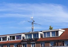 Телекоммуникационное оборудование на крыше стоковое фото Телекоммуникационное оборудование на крыше стоковое фото