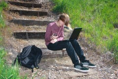 телефон компьтер-книжки предназначенный для подростков стоковые изображения rf телефон компьтер-книжки предназначенный для подростков стоковые изображения rf